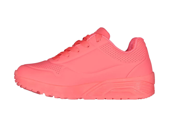 Tenis deportivos Skechers color coral para niño o niña con detalles perforados y suela texturizada.