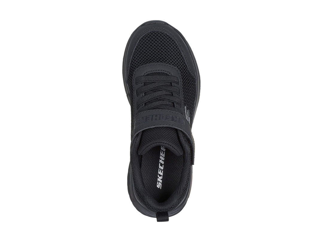 Tenis deportivos Skechers color negro con correa de ajuste y suela con cámara de aire.