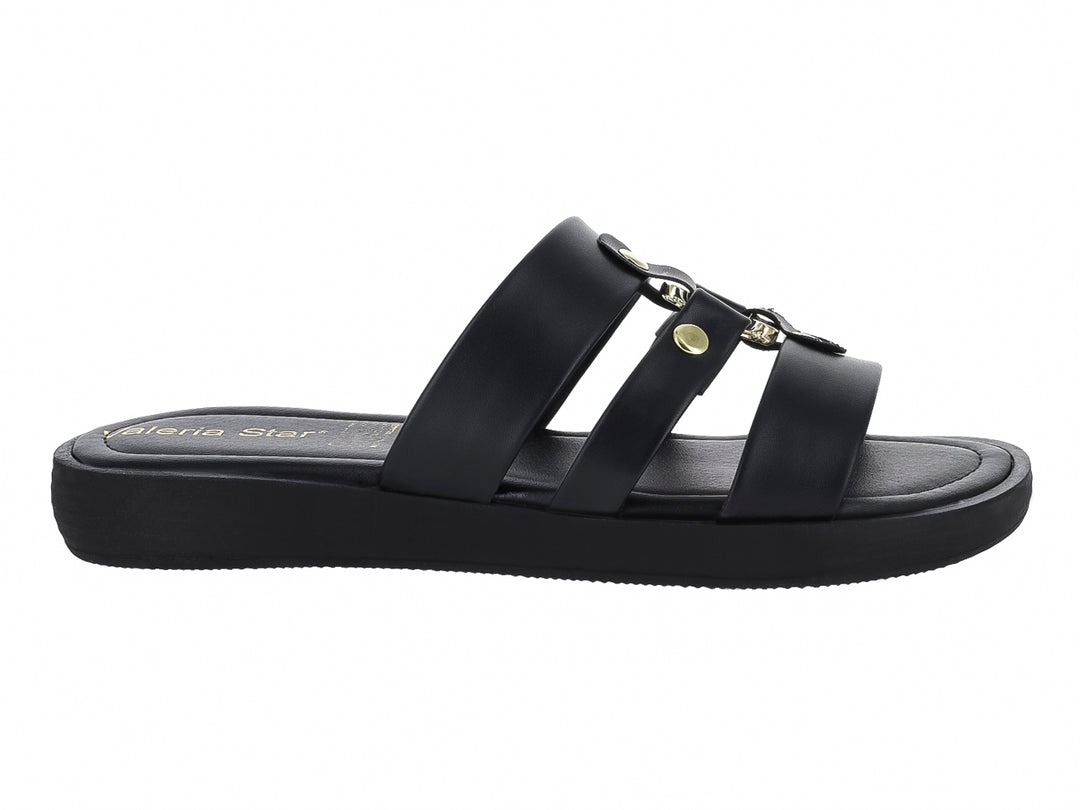 Sandalia plana color negro para hombre con tres correas y detalles metálicos dorados.
