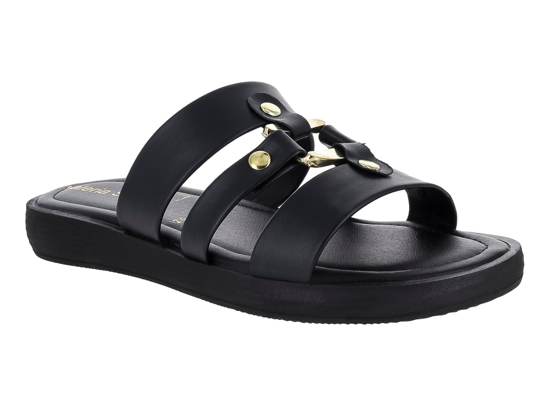 Sandalia plana color negro para hombre con tres correas y detalles metálicos dorados.
