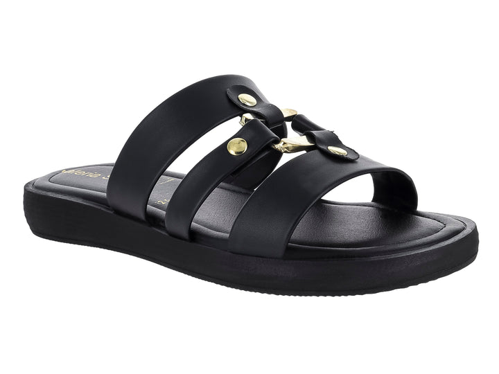 Sandalia plana color negro para hombre con tres correas y detalles metálicos dorados.