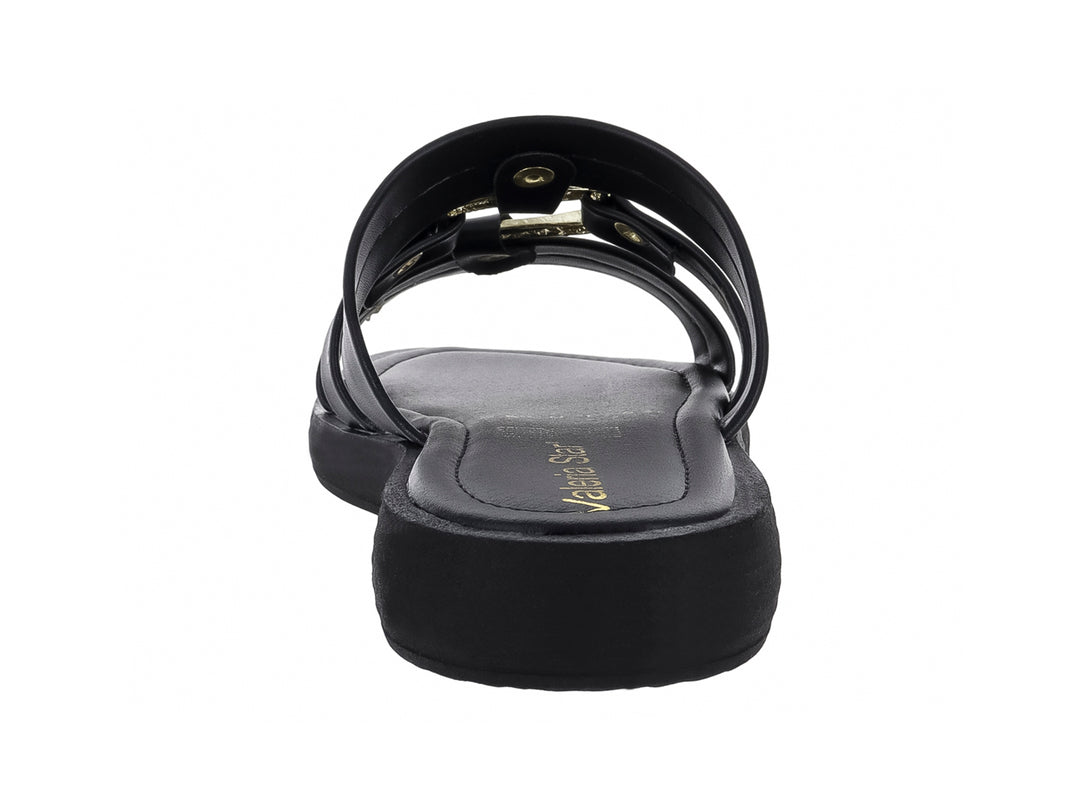 Sandalia plana color negro para hombre con tres correas y detalles metálicos dorados.