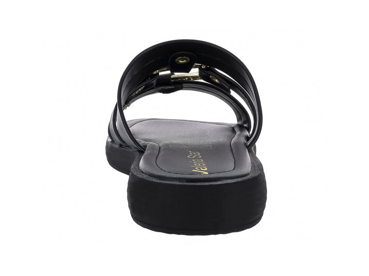 Sandalia plana color negro para hombre con tres correas y detalles metálicos dorados.