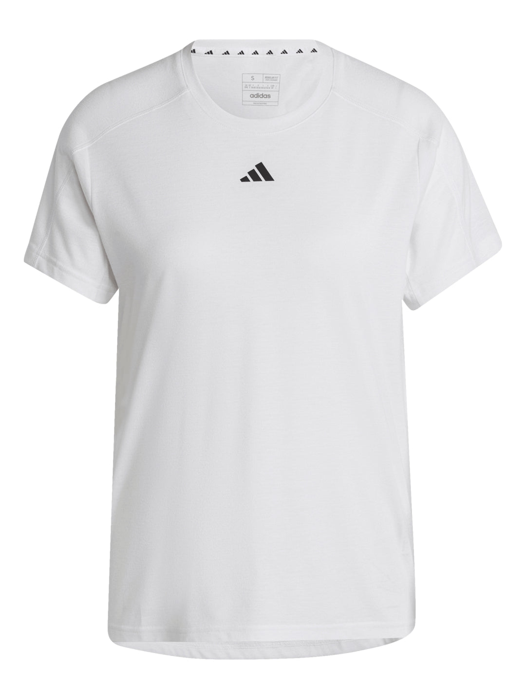 Mujer vistiendo una camiseta deportiva blanca de manga corta con logotipo pequeño de Adidas en el pecho.