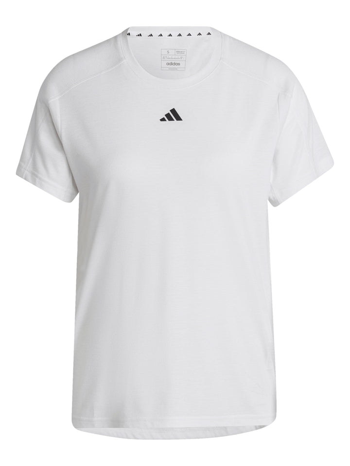 Mujer vistiendo una camiseta deportiva blanca de manga corta con logotipo pequeño de Adidas en el pecho.