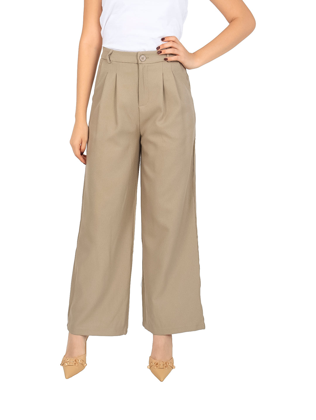 Pantalón de vestir color beige para mujer con pinzas y corte de pierna ancha.