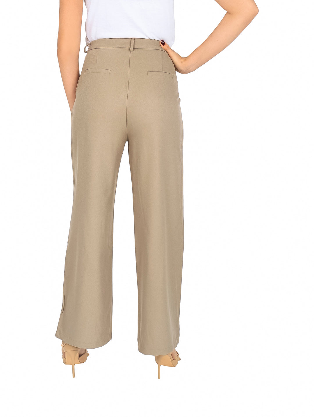 Pantalón de vestir color beige para mujer con pinzas y corte de pierna ancha.