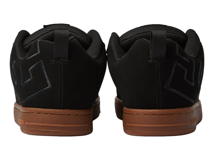 Tenis DC Shoes modelo Court Graffik en color negro con suela marrón tipo gum.
