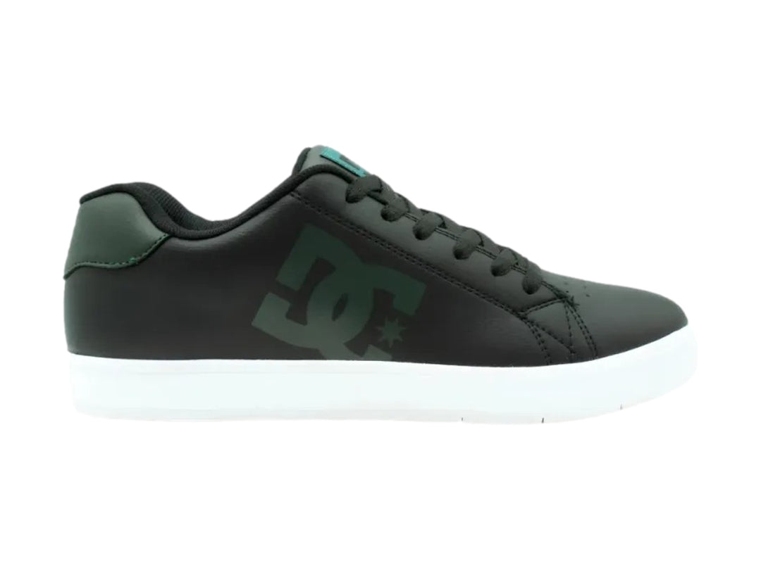 Tenis DC Shoes Gaveler en color negro con suela blanca y detalles en verde azulado.