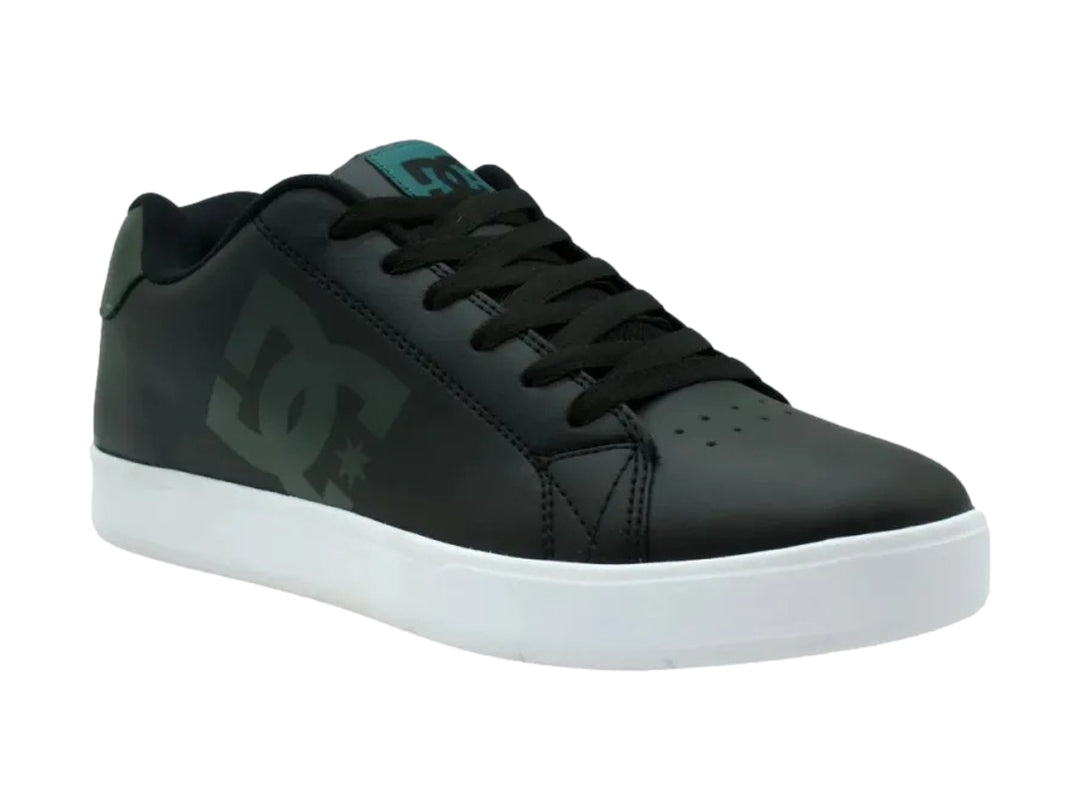 Tenis DC Shoes Gaveler en color negro con suela blanca y detalles en verde azulado.