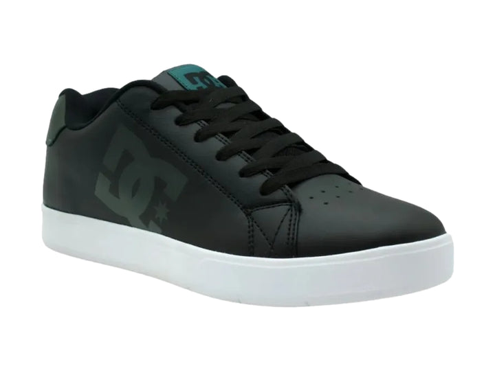 Tenis DC Shoes Gaveler en color negro con suela blanca y detalles en verde azulado.