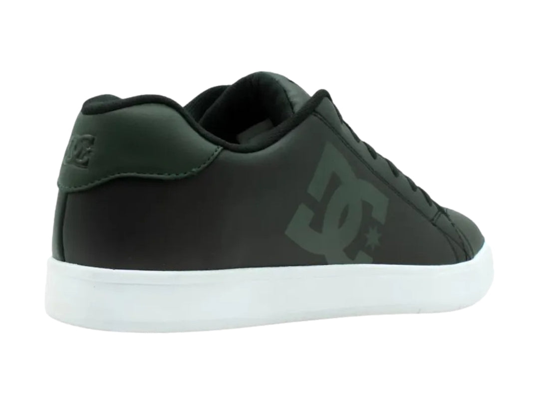 Tenis DC Shoes Gaveler en color negro con suela blanca y detalles en verde azulado.