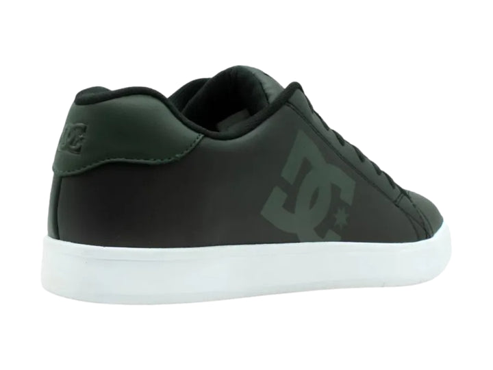 Tenis DC Shoes Gaveler en color negro con suela blanca y detalles en verde azulado.