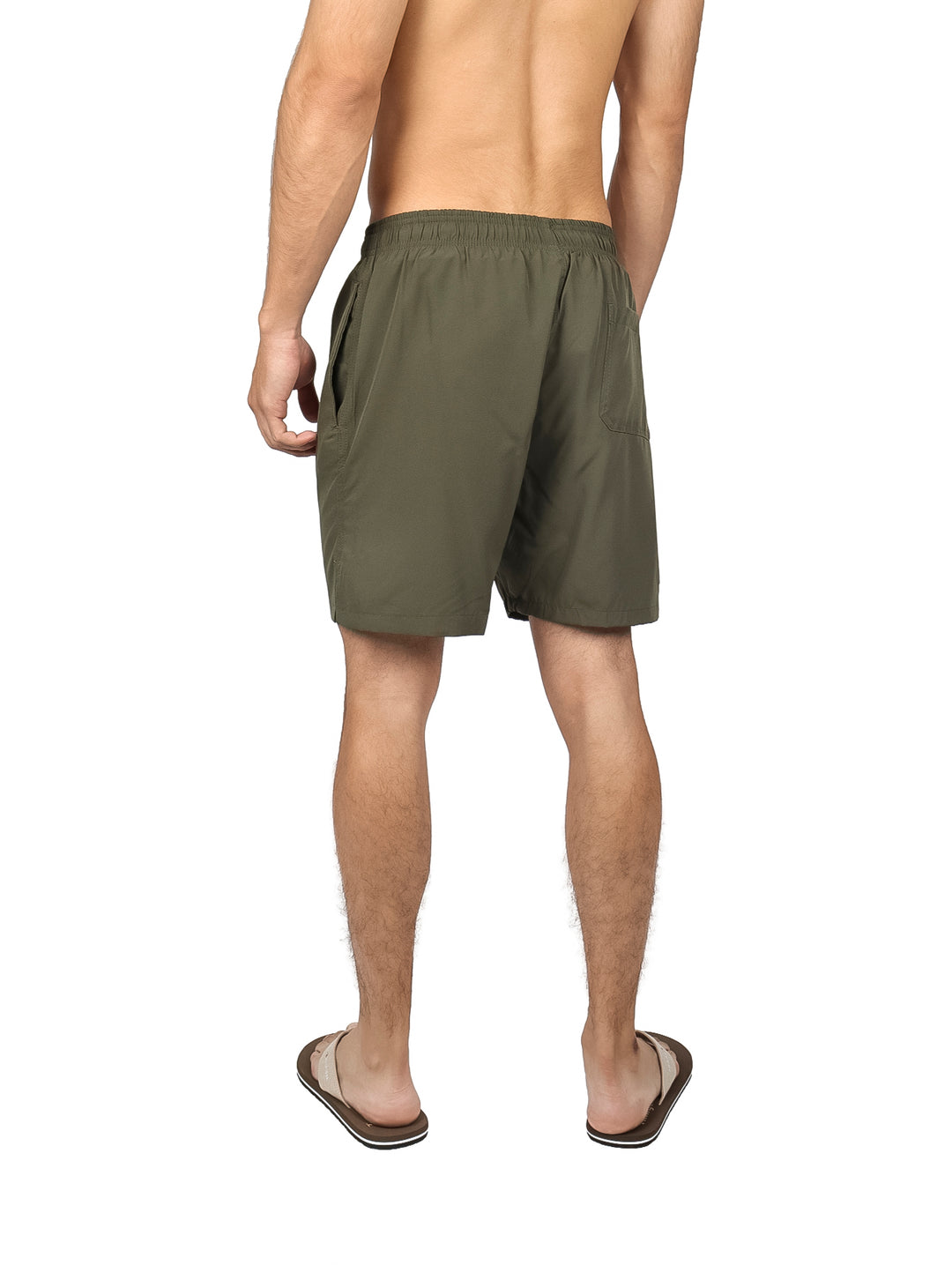 Hombre vistiendo traje de baño corto color verde militar con cordón ajustable en la cintura.
