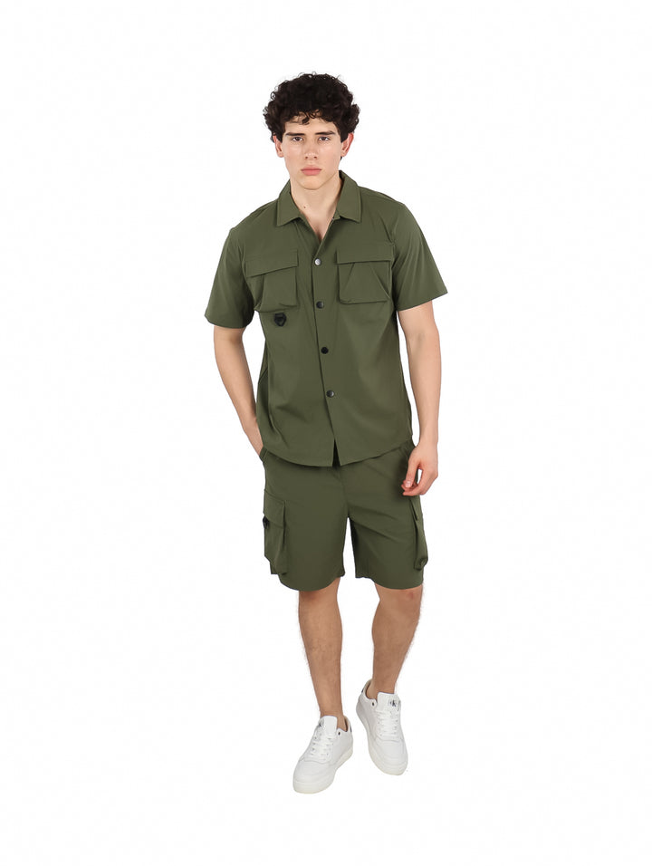 Hombre vistiendo conjunto de camisa y short cargo en color verde militar.