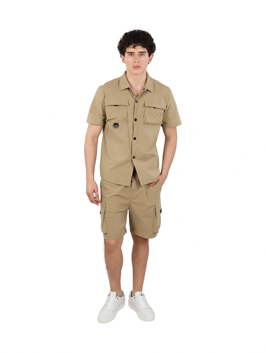 Hombre vistiendo un conjunto de camisa de manga corta y short cargo en color khaki.