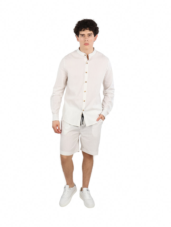 Conjunto de lino beige para hombre compuesto por camisa de manga larga y short con rayas finas.