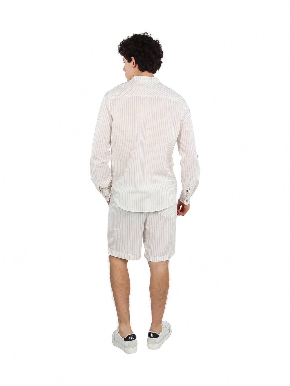 Conjunto de lino beige para hombre compuesto por camisa de manga larga y short con rayas finas.