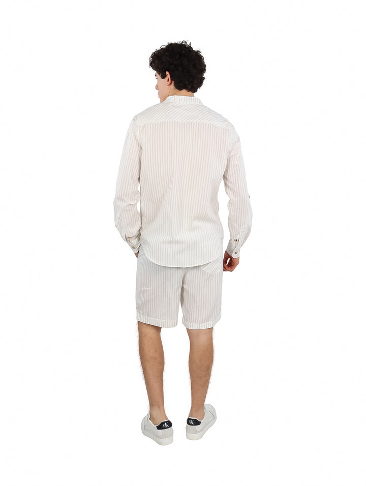 Conjunto de lino beige para hombre compuesto por camisa de manga larga y short con rayas finas.