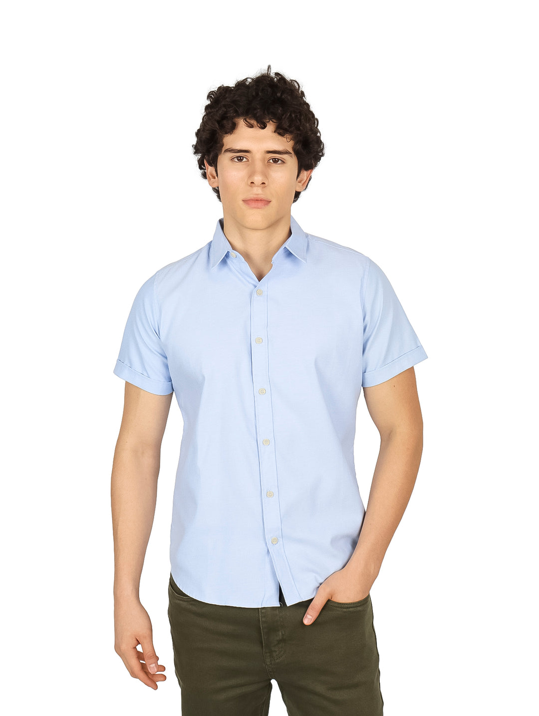 Hombre vistiendo una camisa de manga corta color azul cielo con botones frontales.