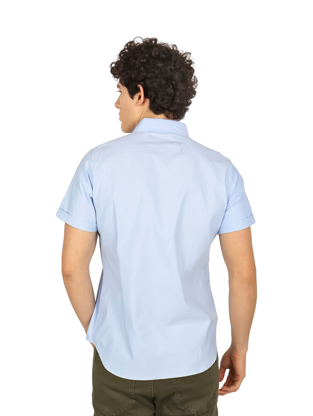 Hombre vistiendo una camisa de manga corta color azul cielo con botones frontales.