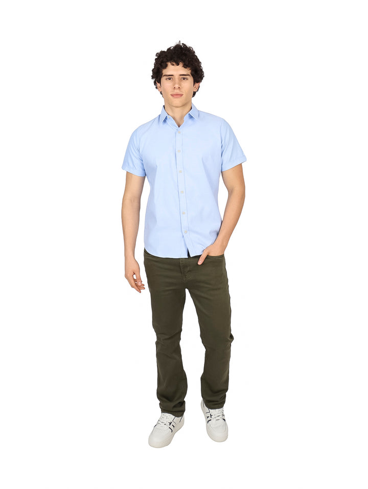 Hombre vistiendo una camisa de manga corta color azul cielo con botones frontales.
