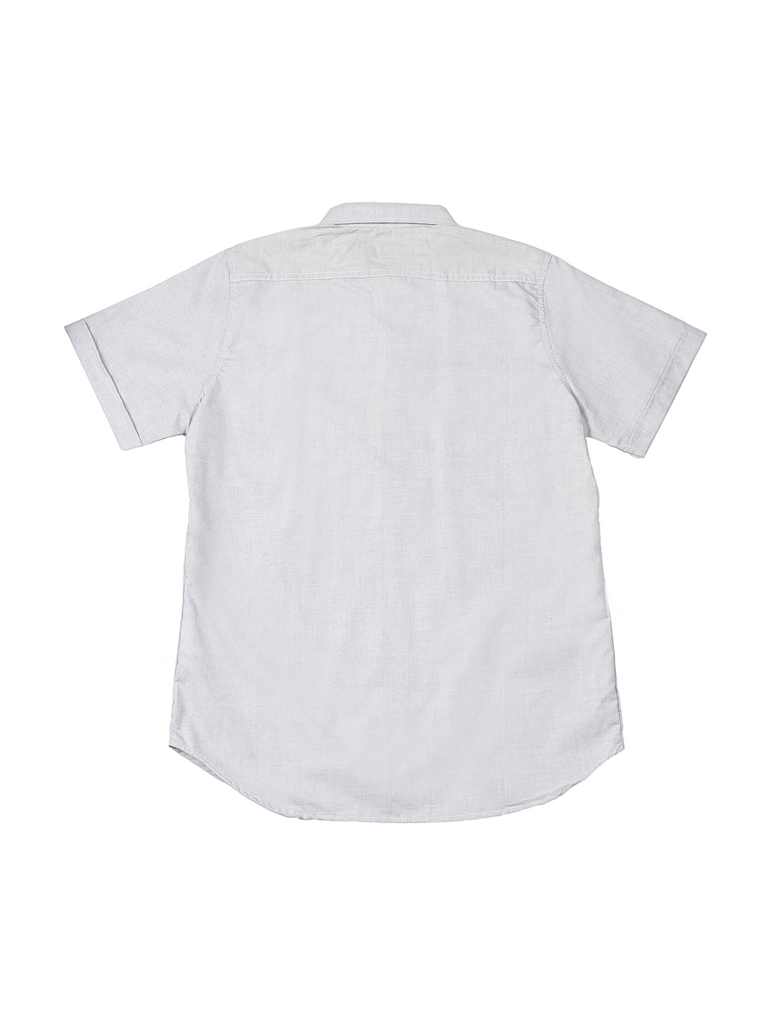 Hombre vistiendo una camisa casual de color gris de manga corta y cuello.