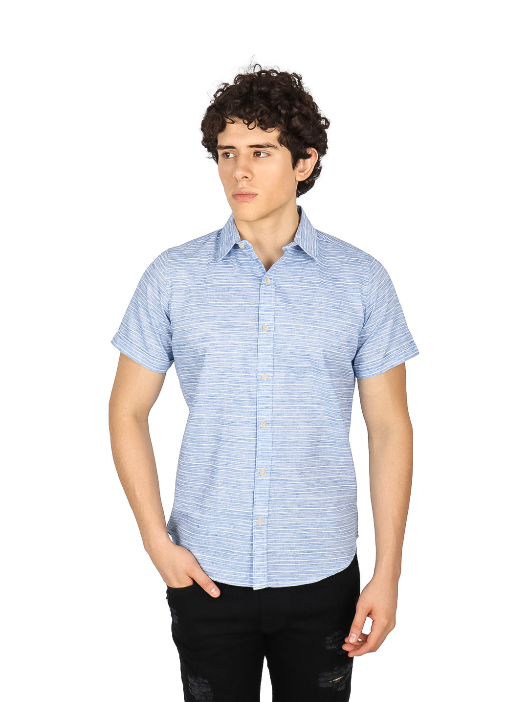 Hombre vistiendo una camisa de manga corta con estampado de rayas finas en color azul y blanco.
