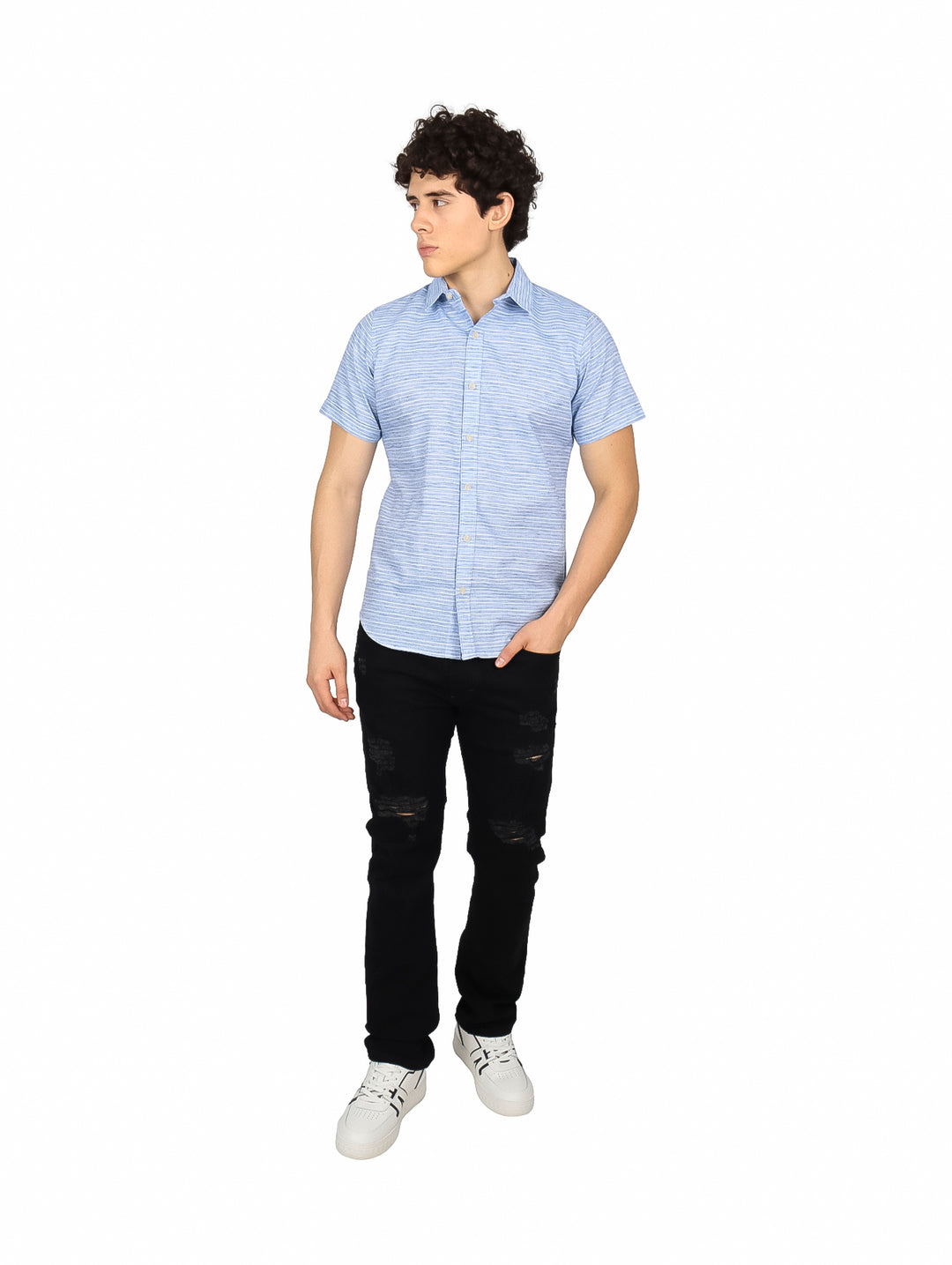 Hombre vistiendo una camisa de manga corta con estampado de rayas finas en color azul y blanco.