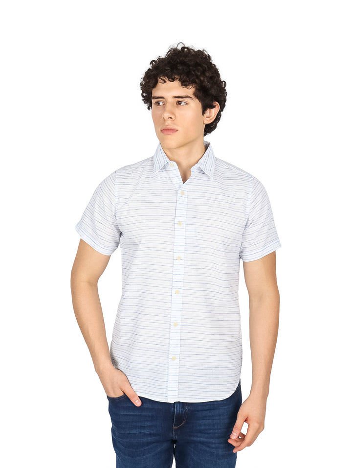 Hombre vistiendo camisa blanca de manga corta con rayas azules horizontales.