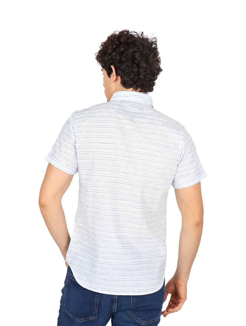 Hombre vistiendo camisa blanca de manga corta con rayas azules horizontales.