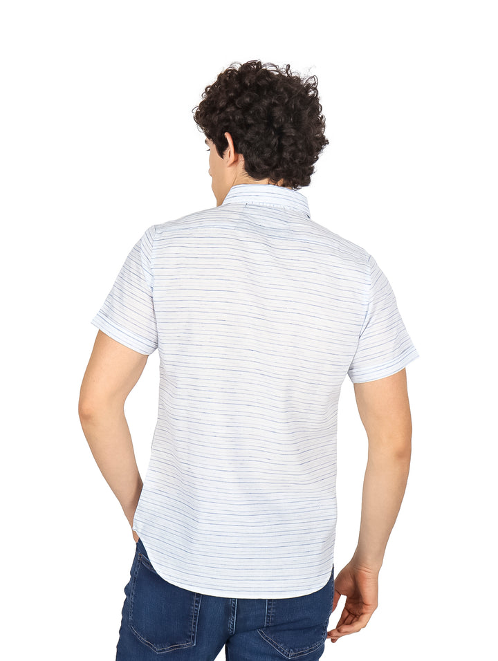 Hombre vistiendo camisa blanca de manga corta con rayas azules horizontales.