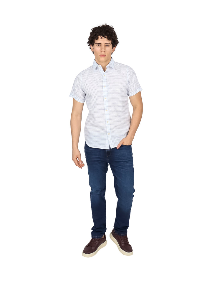 Hombre vistiendo camisa blanca de manga corta con rayas azules horizontales.