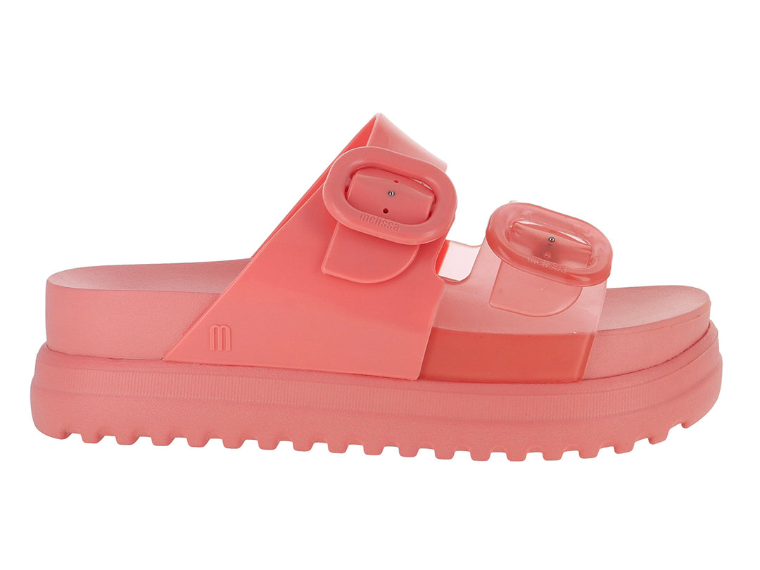 Sandalia slide de color rosa con suela de plataforma gruesa y dos correas con hebillas.