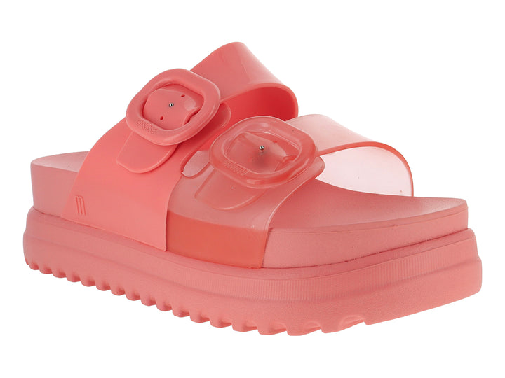 Sandalia slide de color rosa con suela de plataforma gruesa y dos correas con hebillas.