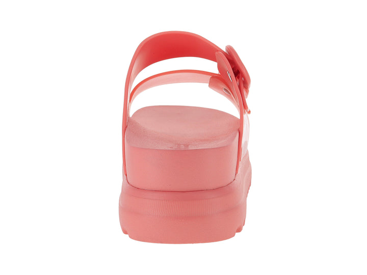 Sandalia slide de color rosa con suela de plataforma gruesa y dos correas con hebillas.