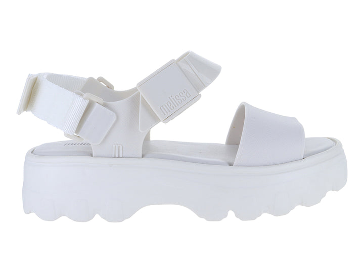 Sandalia Melissa blanca de plataforma con correas ajustables y suela gruesa.