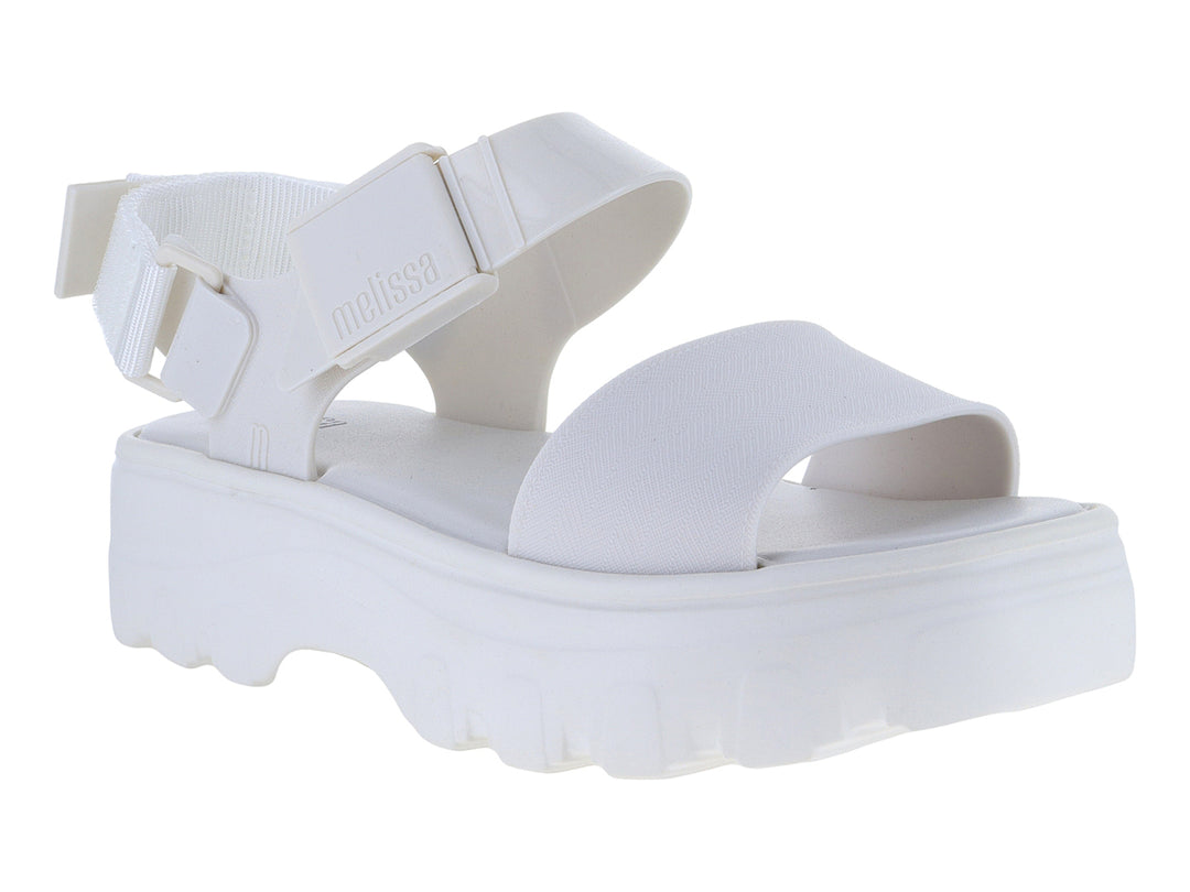 Sandalia Melissa blanca de plataforma con correas ajustables y suela gruesa.