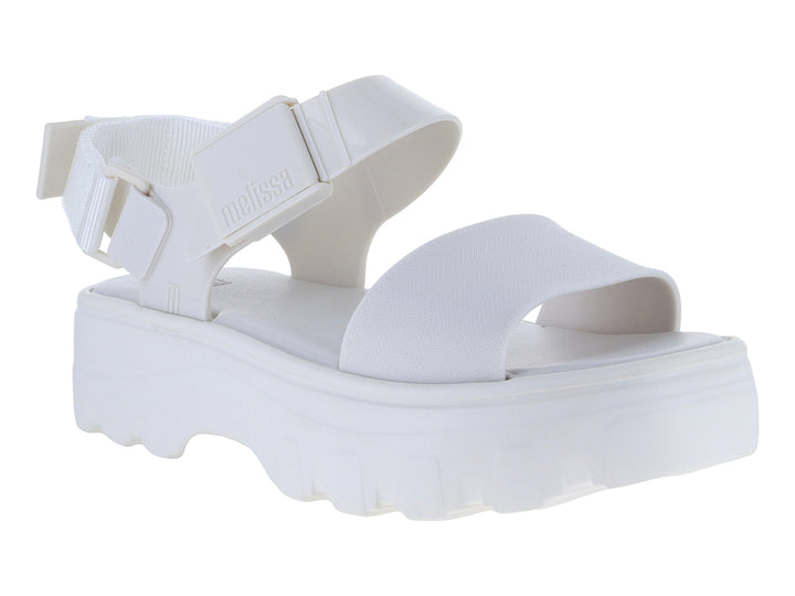 Sandalia Melissa blanca de plataforma con correas ajustables y suela gruesa.