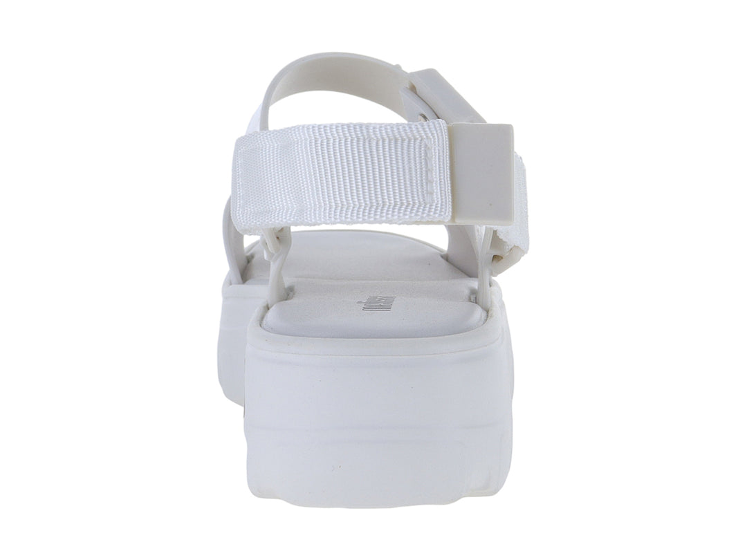 Sandalia Melissa blanca de plataforma con correas ajustables y suela gruesa.