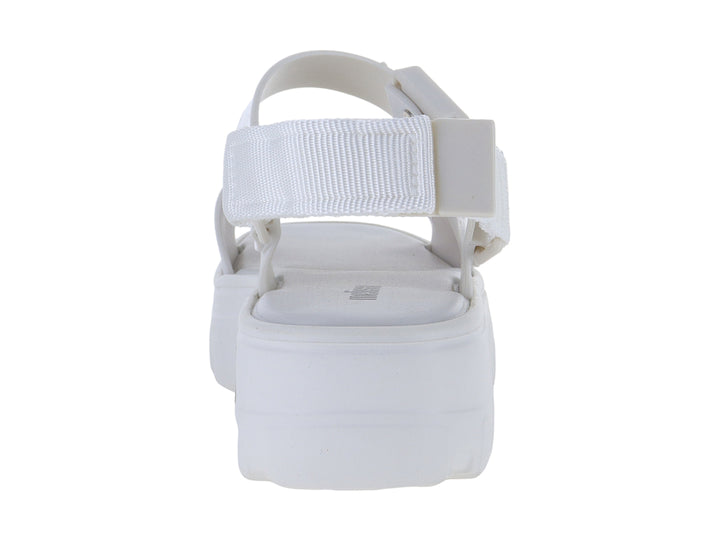Sandalia Melissa blanca de plataforma con correas ajustables y suela gruesa.