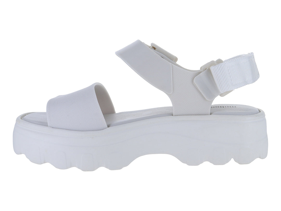 Sandalia Melissa blanca de plataforma con correas ajustables y suela gruesa.