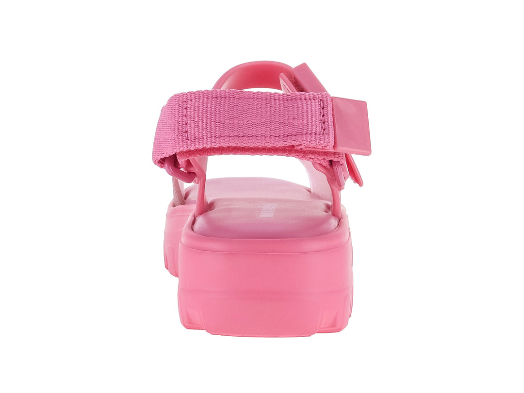 Sandalias Mini Melissa color rosa con plataforma gruesa y suela dentada para niña.