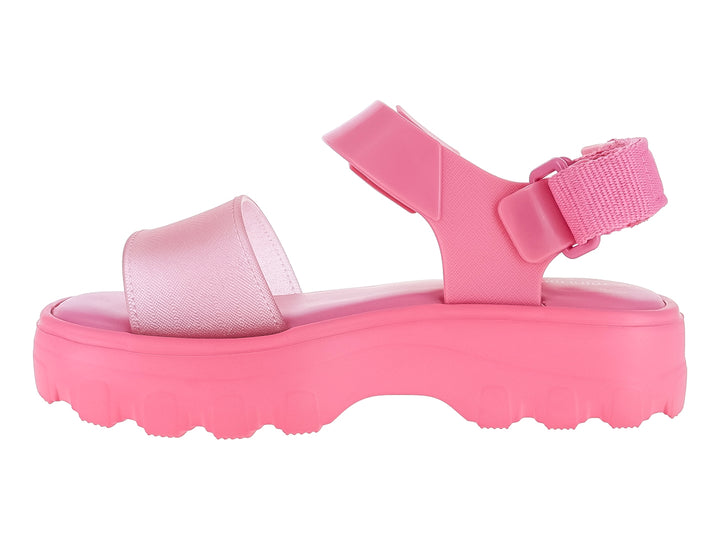 Sandalias Mini Melissa color rosa con plataforma gruesa y suela dentada para niña.
