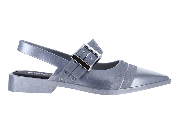 Zapato plano estilo Mary Jane de color plata con correa y hebilla metálica.