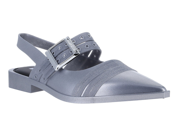 Zapato plano estilo Mary Jane de color plata con correa y hebilla metálica.
