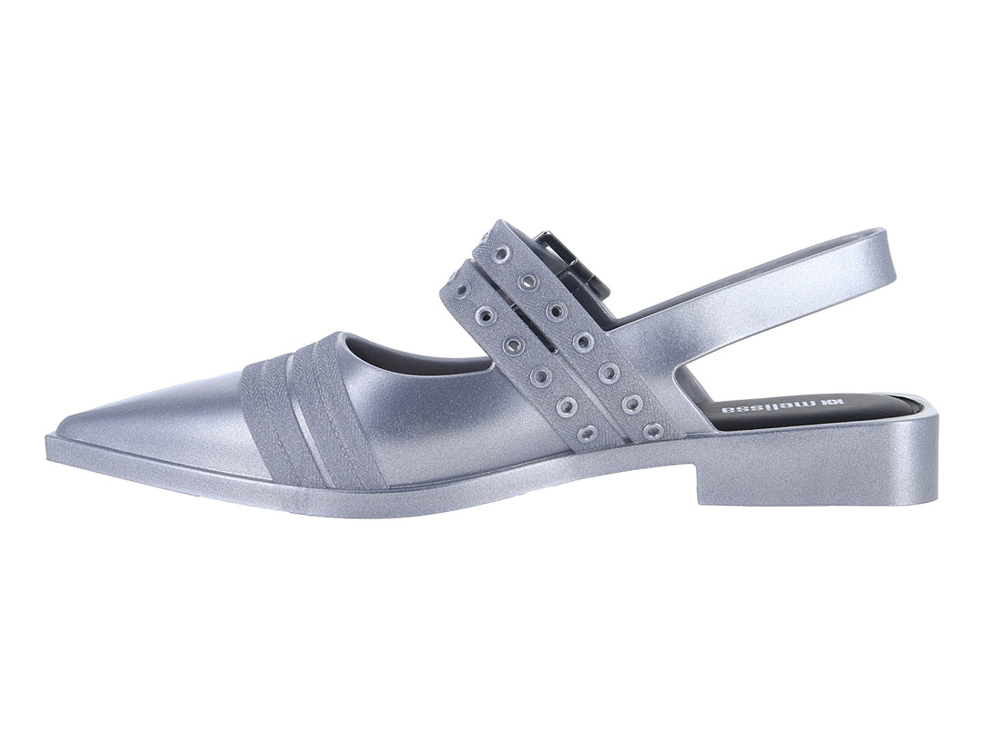 Zapato plano estilo Mary Jane de color plata con correa y hebilla metálica.