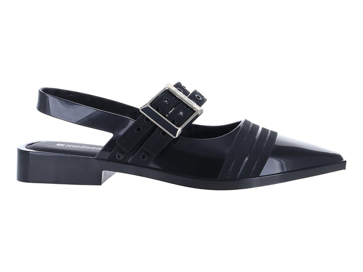Zapato plano negro brillante de punta afilada con correa y hebilla dorada.