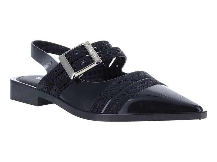 Zapato plano negro brillante de punta afilada con correa y hebilla dorada.
