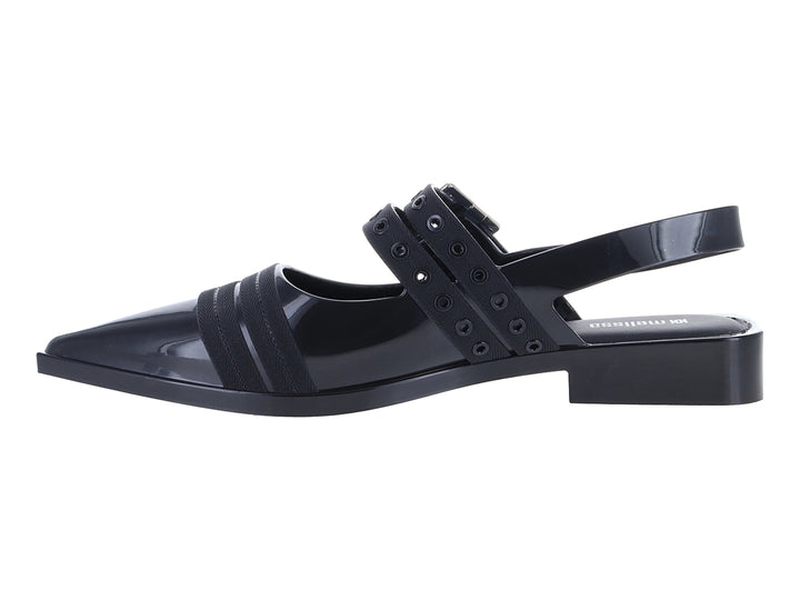 Zapato plano negro brillante de punta afilada con correa y hebilla dorada.